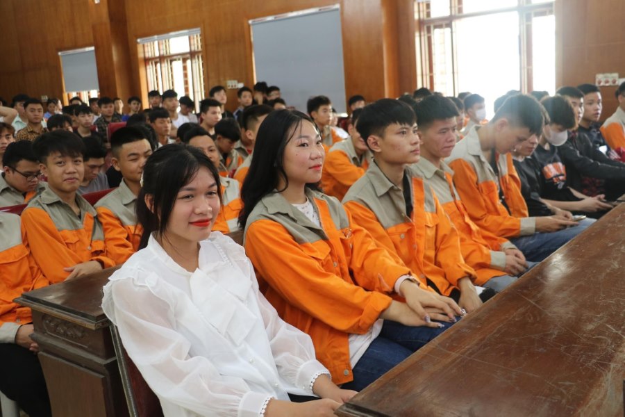 Đông đảo sinh viên Trường Cao đẳng Việt - Đức tham dự buổi lễ