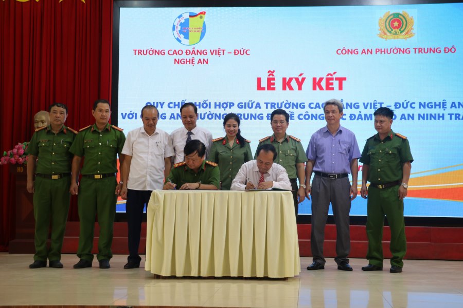 Ký quy chế phối hợp bảo đảm ANTT giữa Trường Cao đẳng Việt - Đức Nghệ An với Công an phường Trung Đô, TP.Vinh