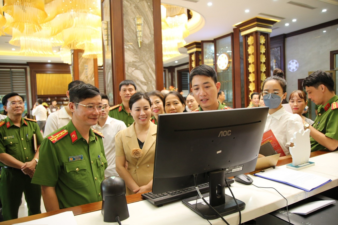 Đại biểu tham quan việc dụng phần mềm thông báo lưu trú ASM tại khách sạn Cửa Đông Luxury