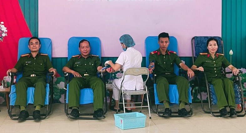Các cán bộ, chiến sỹ Công an tham gia hiến máu cứu người.