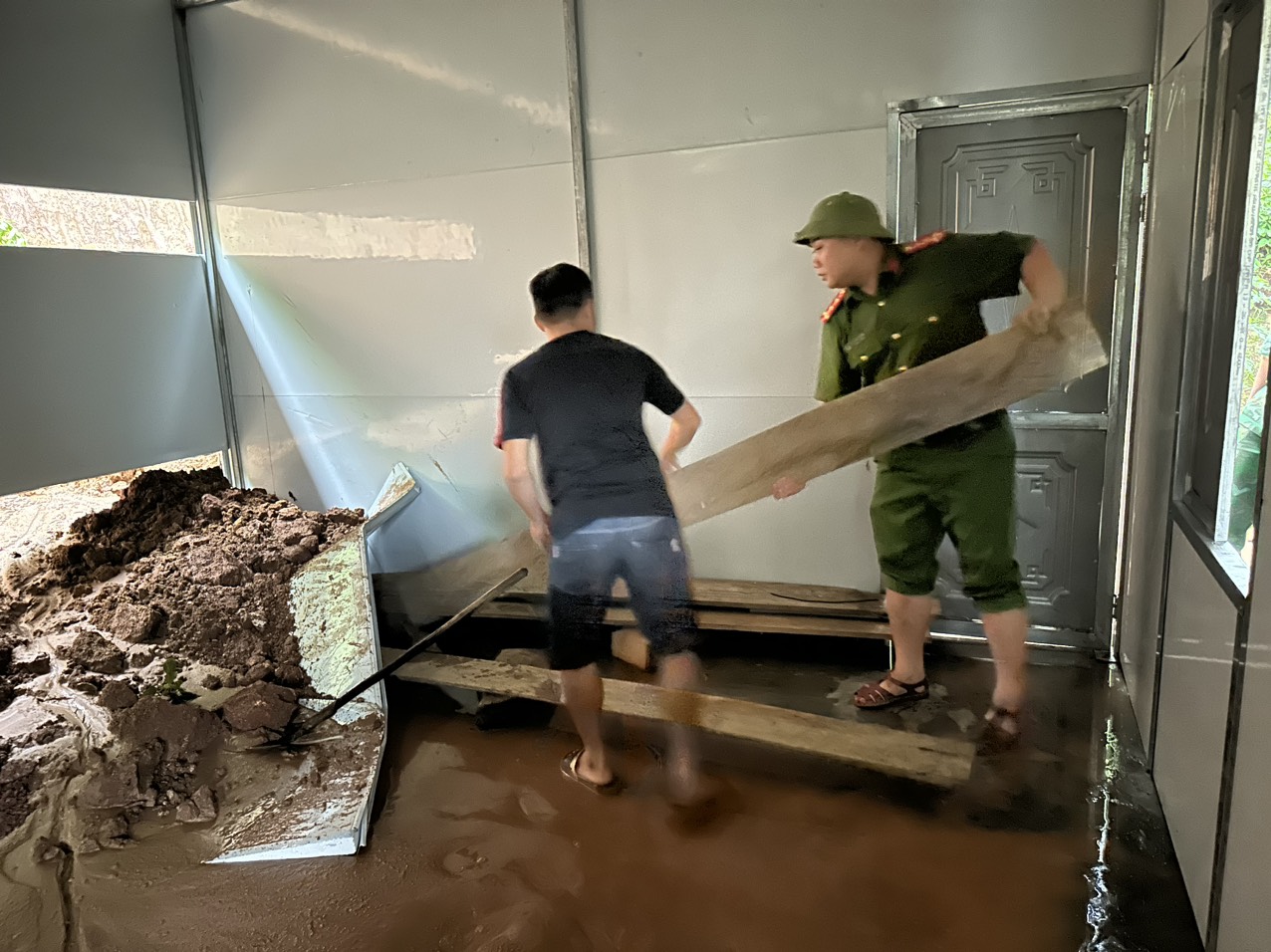 Công an xã Thông Thụ, huyện Quế Phong giúp Nhân dân khắc phục hậu quả mưa lớn