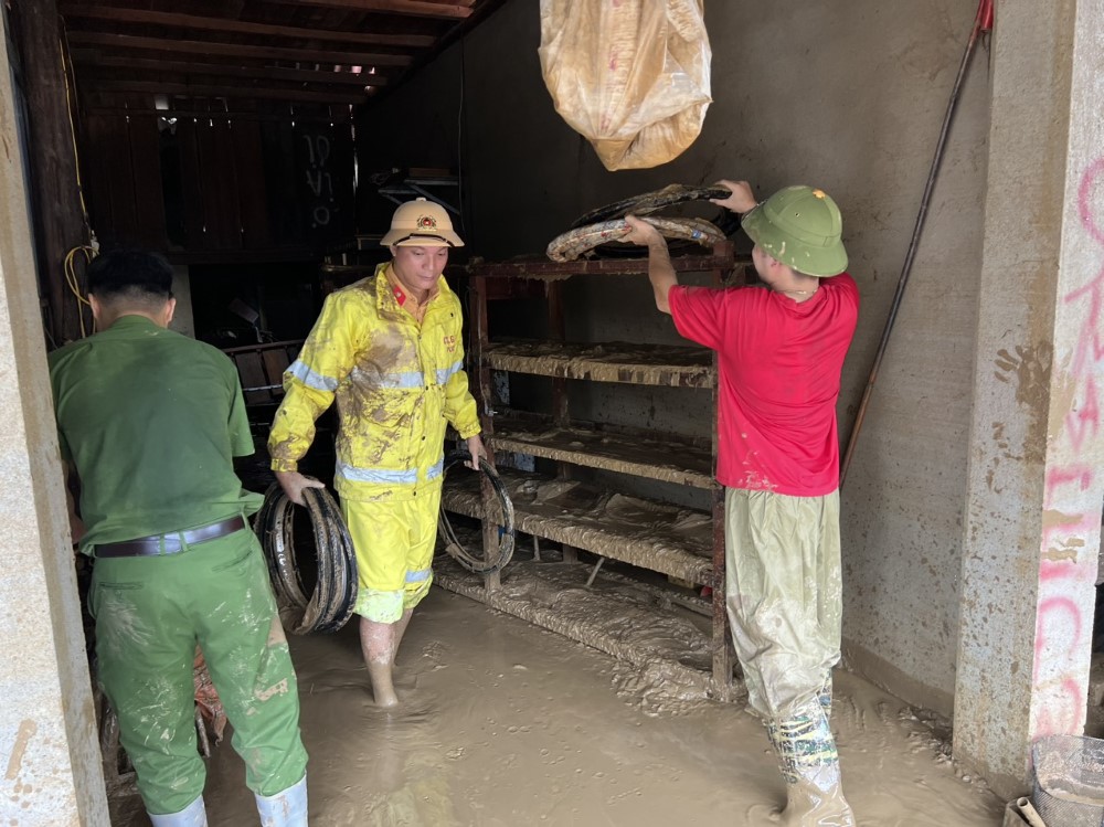 CBCS Công an huyện Quỳ Châu giúp người dân trên địa bàn dọn dẹp sau lũ