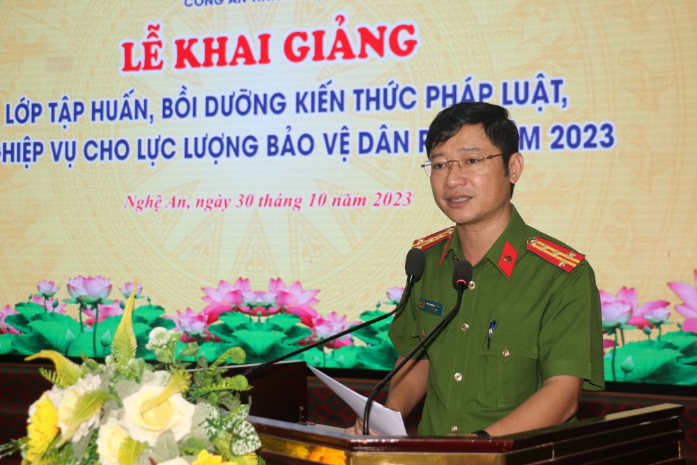 Đồng chí Đại tá Trần Ngọc Tuấn, Phó Giám đốc Công an tỉnh phát biểu tại lễ khai giảng lớp tập huấn