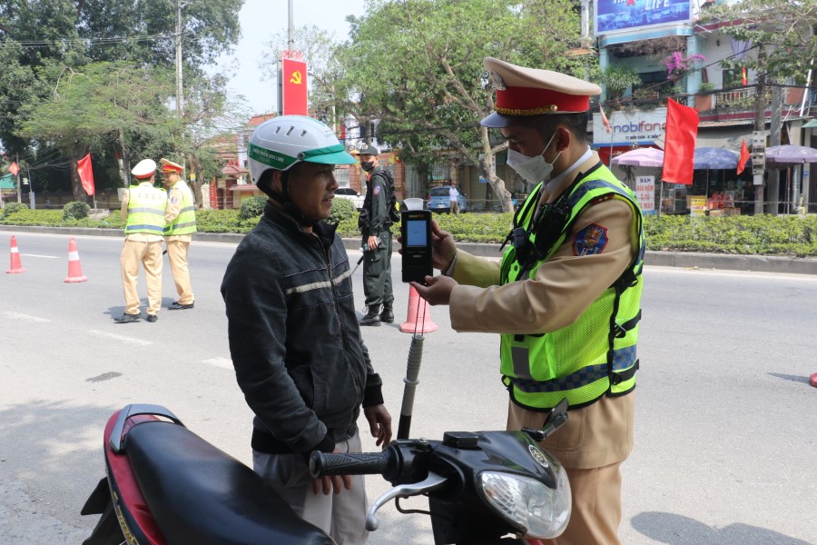 Cùng với  kiểm tra, lực lượng CSGT tuyên truyền, hướng dẫn người dân tham gia giao thông an toàn