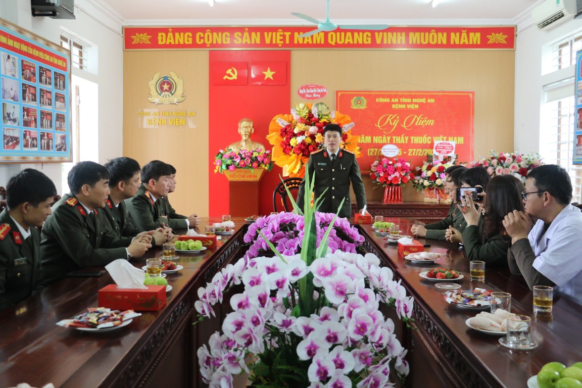 Đồng chí Đại tá Trần Hồng Quang, Phó Giám đốc Công an tỉnh tặng hoa, chúc mừng tại Bệnh viện Công an tỉnh
