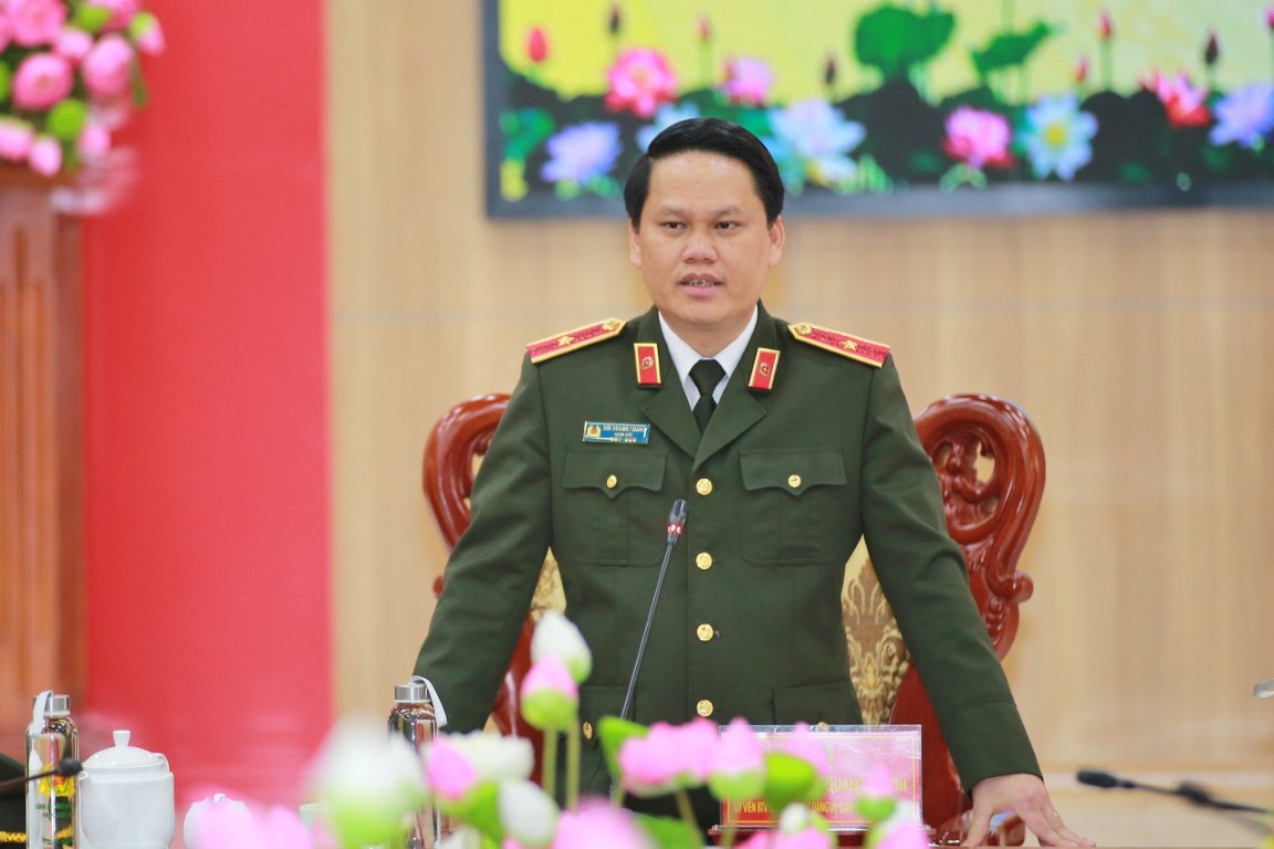 Đồng chí Thiếu tướng Bùi Quang Thanh - Giám đốc Công an tỉnh chúc mừng và đánh giá cao chiến công xuất sắc của Công an các đơn vị, địa phương trong đấu tranh, khám phá thành công các chuyên án lớn
