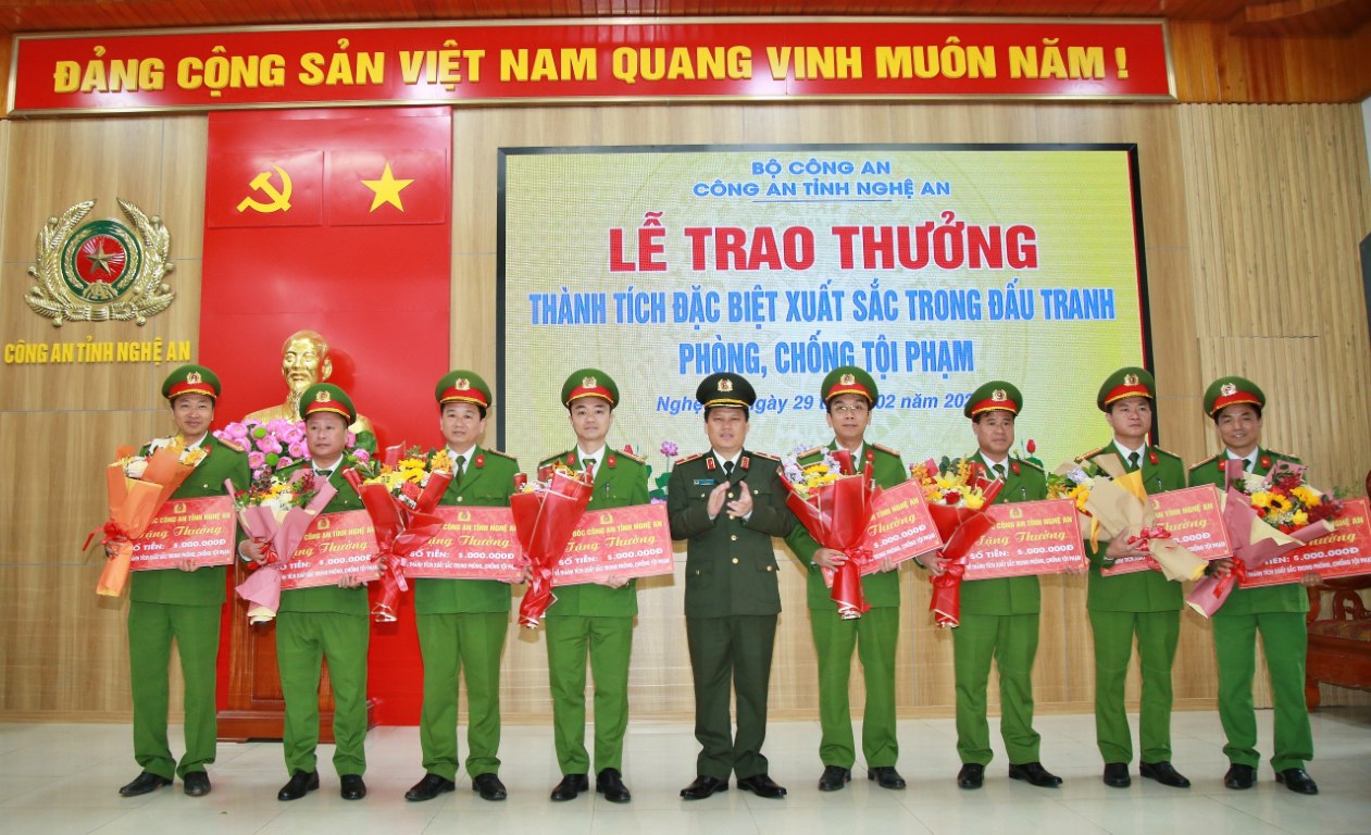 Đồng chí Thiếu tướng Bùi Quang Thanh - Giám đốc Công an trao thưởng Công an các đơn vị, địa phương