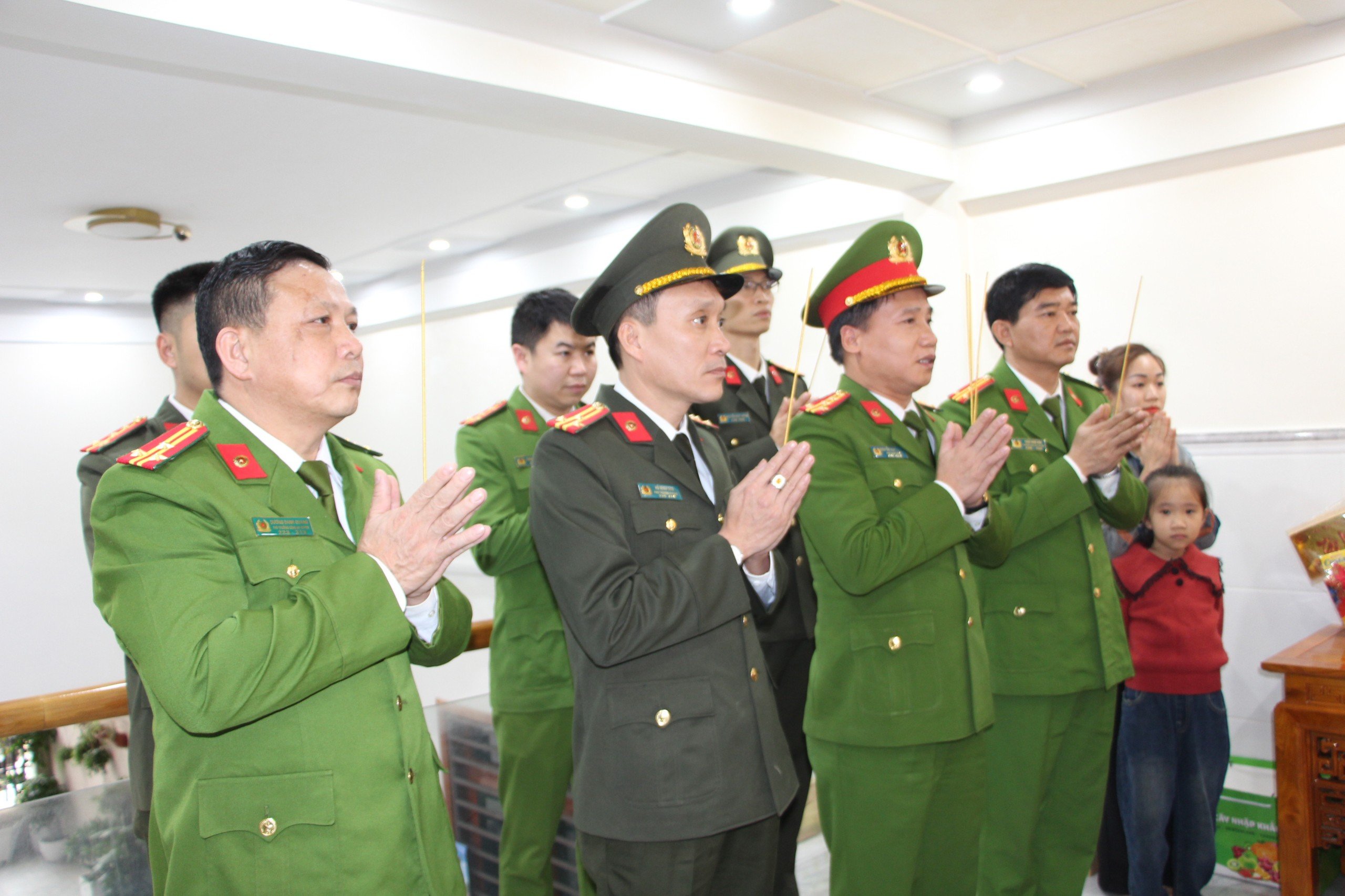 Đồng chí Đại tá Nguyễn Duy Thanh, Phó Giám đốc Công an tỉnh và đoàn công tác tri ân các liệt sĩ và các đồng chí nguyên Lãnh đạo Công an tỉnh qua các thời kỳ  