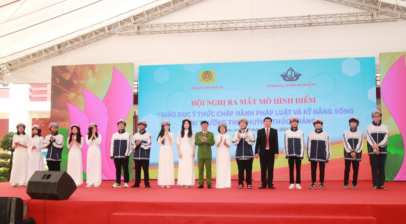 Lãnh đạo Công an tỉnh và Sở Giáo dục và đào tạo trao tặng mũ bảo hiểm cho các em học sinh Trường THPT Huỳnh Thúc Kháng 