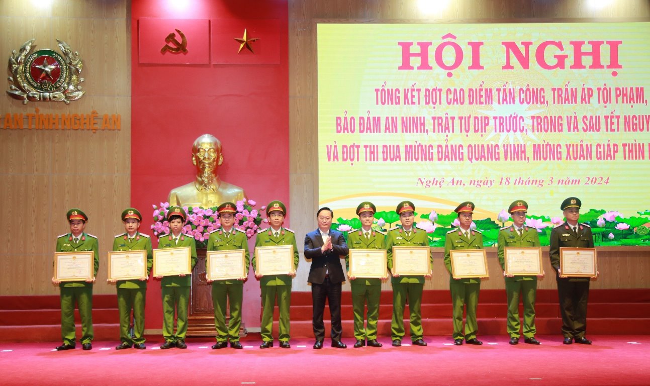 Đồng chí Nguyễn Đức Trung, Phó Bí thư Tỉnh ủy, Chủ tịch UBND tỉnh trao Bằng khen của Chủ tịch UBND tỉnh cho các tập thể đạt thành tích xuất sắc