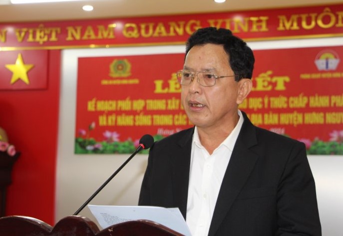 Đồng chí Hoàng Văn Thụ, Trưởng phòng Giáo dục và đào tạo huyện Hưng Nguyên phát biểu tại buổi lễ