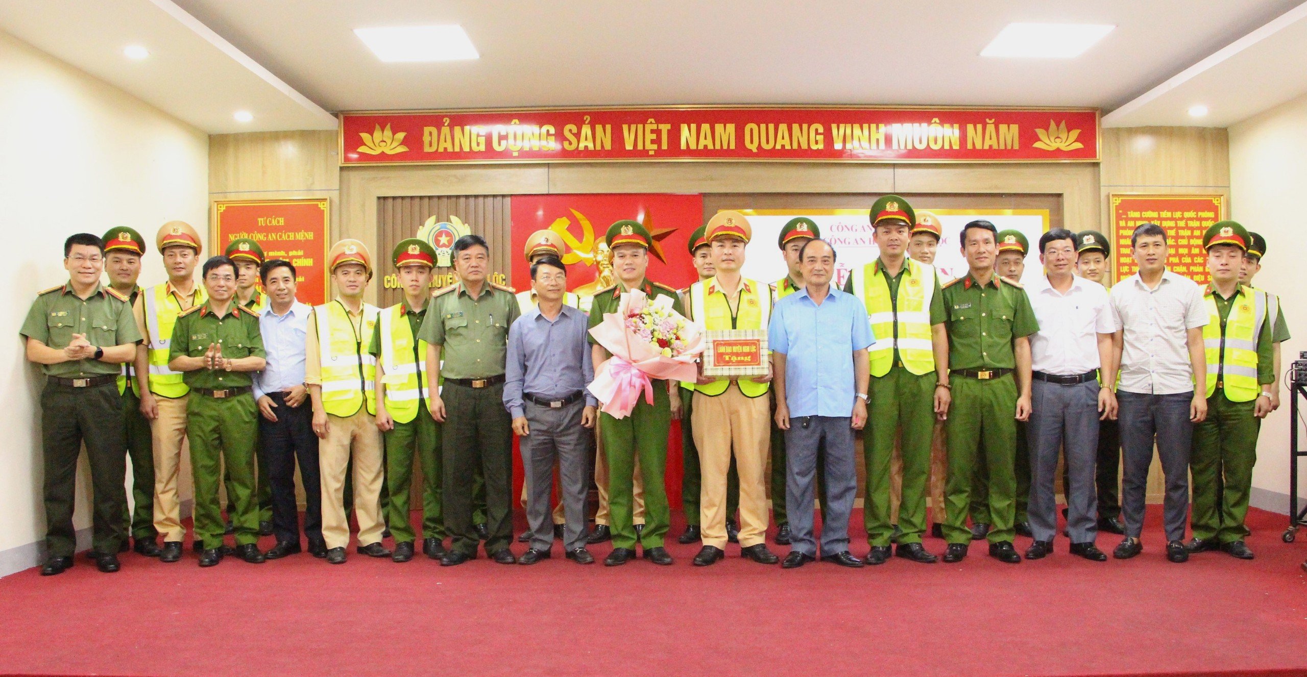 Lãnh đạo huyện Nghi Lộc tặng hoa, quà chức mừng ra mắt Tổ công tác 373