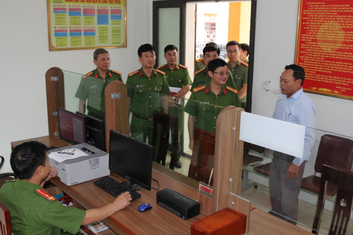 Đoàn công tác kiểm tra, hướng dẫn việc thực hiện Đề án 06 tại Công an huyện Yên Thành