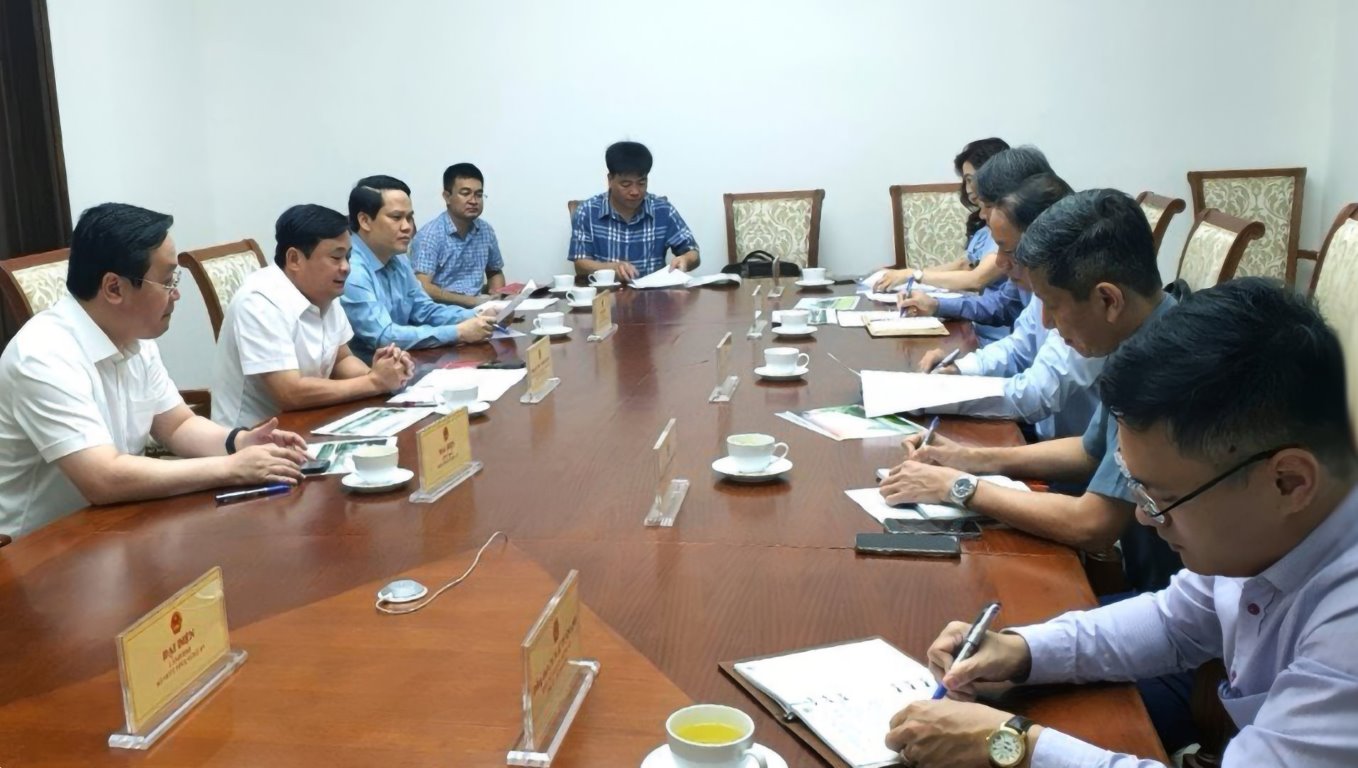 Lãnh đạo tỉnh Nghệ An và Bộ Văn hóa, Thể thao và Du lịch trao đổi, thảo luận tại buổi làm việc.