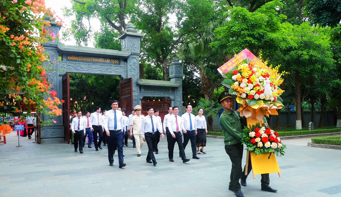 Đoàn đại biểu dâng hoa, dâng hương tưởng niệm Chủ tịch Hồ Chí Minh tại Khu di tích lịch sử Quốc gia đặc biệt Kim Liên