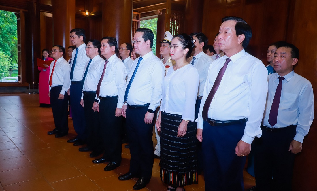 Các đồng chí Lãnh đạo Tỉnh ủy, HĐND, UBND, Ủy ban MTTQ Việt Nam tỉnh Nghệ An và các tổ chức chính trị - xã hội tỉnh thực hiện nghi lễ tưởng niệm Chủ tịch Hồ Chí Minh