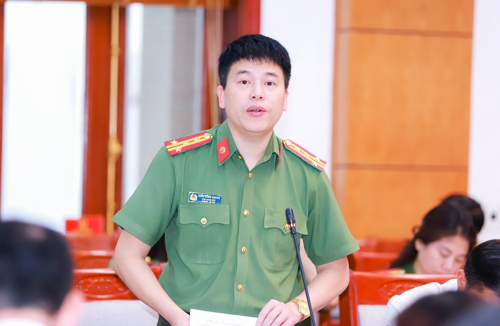 Đồng chí Đại tá Trần Hồng Quang, Phó Giám đốc Công an tỉnh báo cáo đề dẫn góp ý các dự án luật