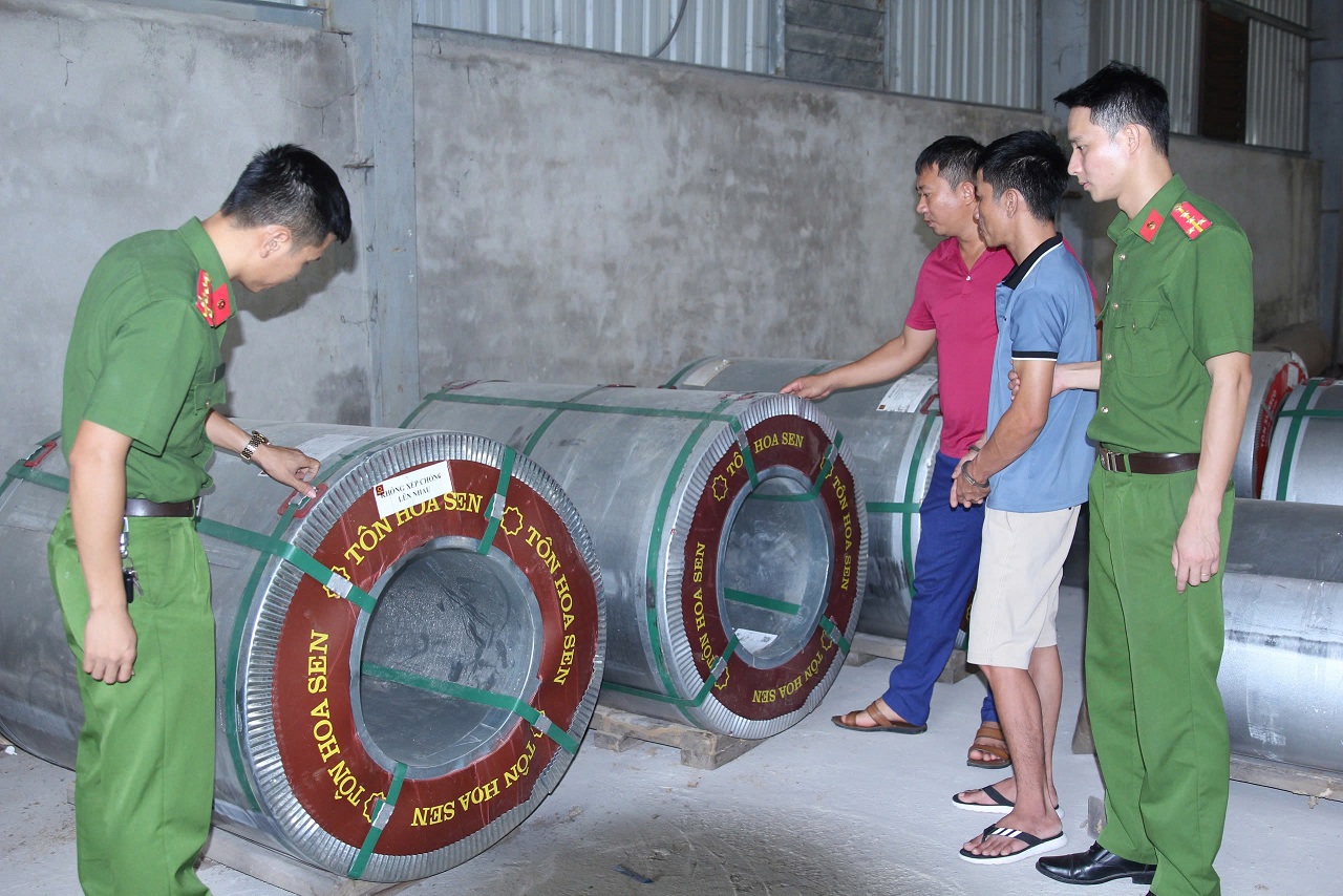 Lực lượng Công an kiểm tra tang vật là 03 cuộn tôn Hoa Sen mà đối tượng lừa đảo chiếm đoạt của bị hại