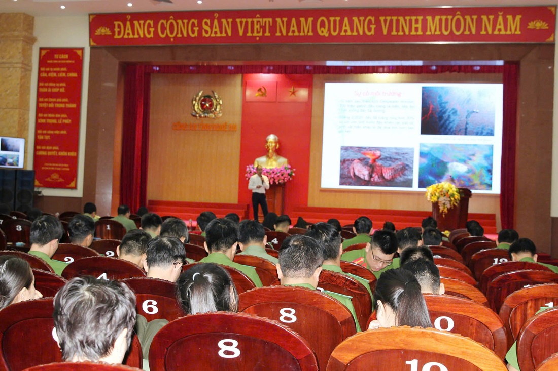 Các báo cáo viên truyền đạt các nội dung liên quan đến công tác bảo vệ môi trường, ứng phó với biến đổi khí hậu, phòng chống tác hại thuốc lá