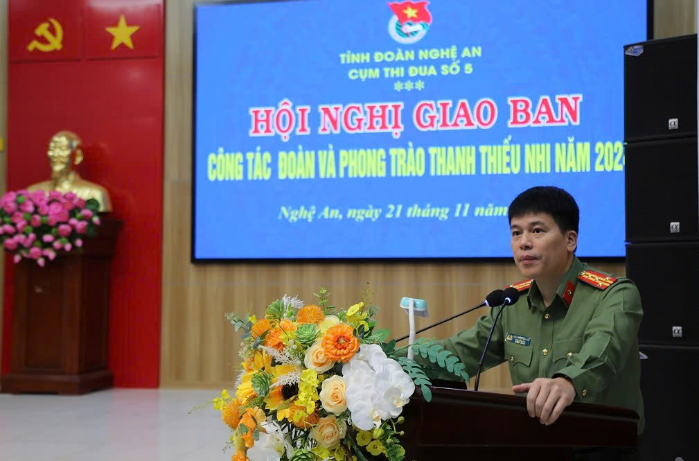 Đồng chí Đại tá Trần Hồng Quang, Phó Bí thư Đảng ủy, Phó Giám đốc Công an tỉnh phát biểu chúc mừng Hội nghị