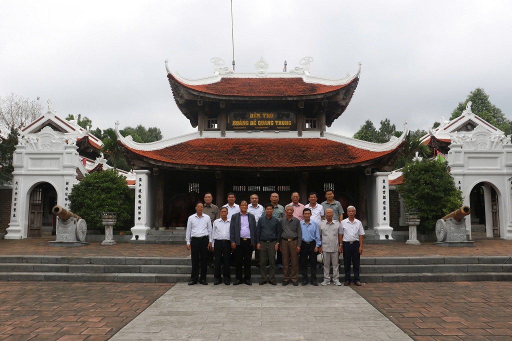 Đoàn đại biểu dâng hương tại đền thờ Hoàng đế Quang Trung (thành phố Vinh)