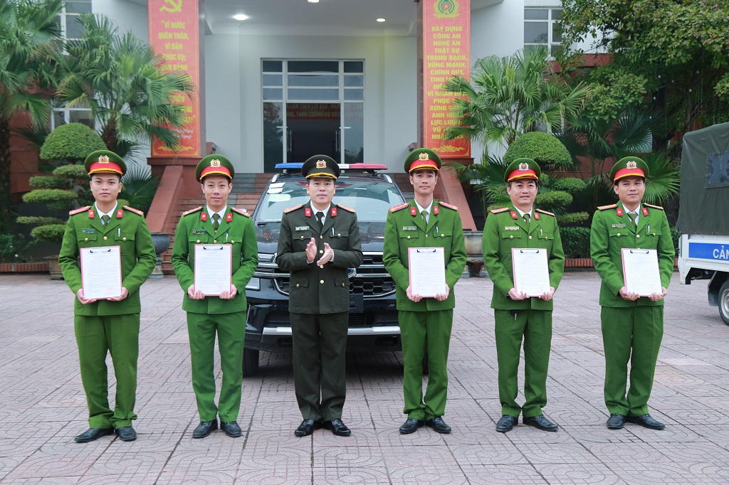 Đồng chí Đại tá Trần Hồng Quang - Phó Bí thư Đảng ủy, Phó Giám đốc Công an tỉnh trao Quyết định bàn giao phương tiện cho Công an các địa phương