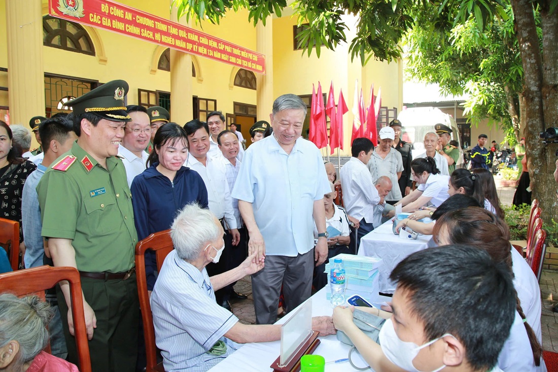  Đồng chí Đại tướng Tô Lâm, Ủy viên Bộ Chính trị, Bộ trưởng Bộ Công an (nay là Tổng Bí thư) thăm hỏi các gia đình chính sách, hộ nghèo tại huyện Nam Đàn vào tháng 5/2024