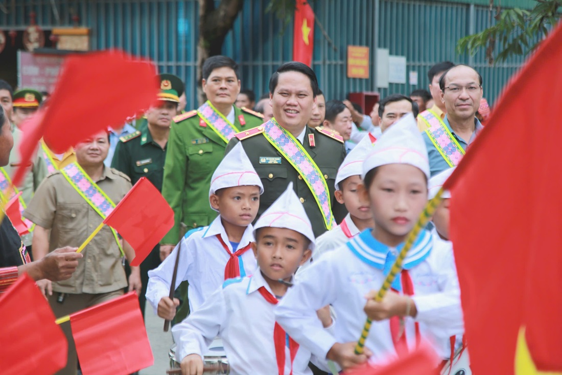 Đồng chí Thiếu tướng Bùi Quang Thanh, Ủy viên Ban Thường vụ Tỉnh ủy, Giám đốc Công an tỉnh chung vui Ngày hội đại đoàn kết với người dân bản Ta Đo, xã Mường Típ, huyện Kỳ Sơn (tháng 11/2024)