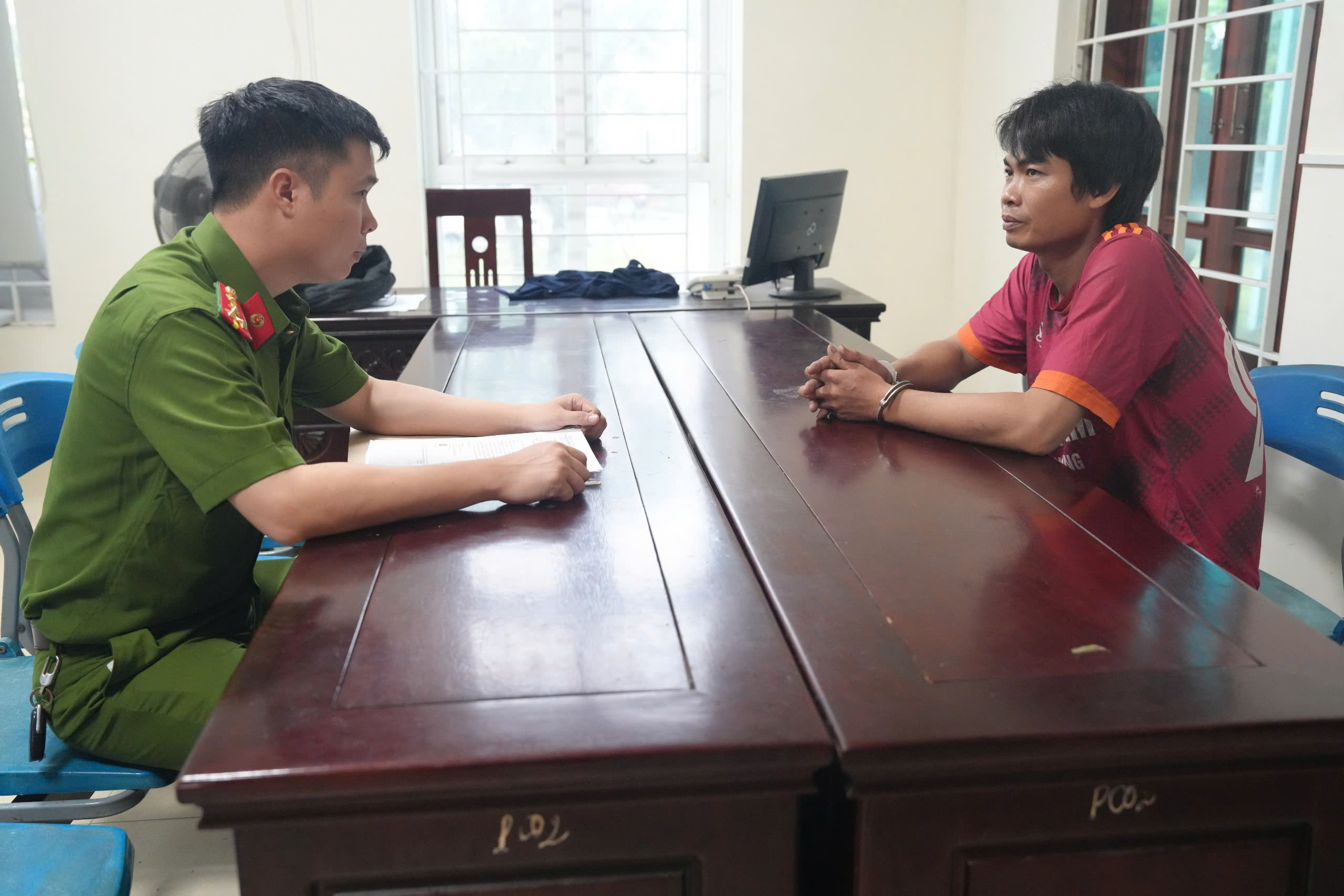 Cơ quan Công an lấy lời khai một trong số các đối tượng