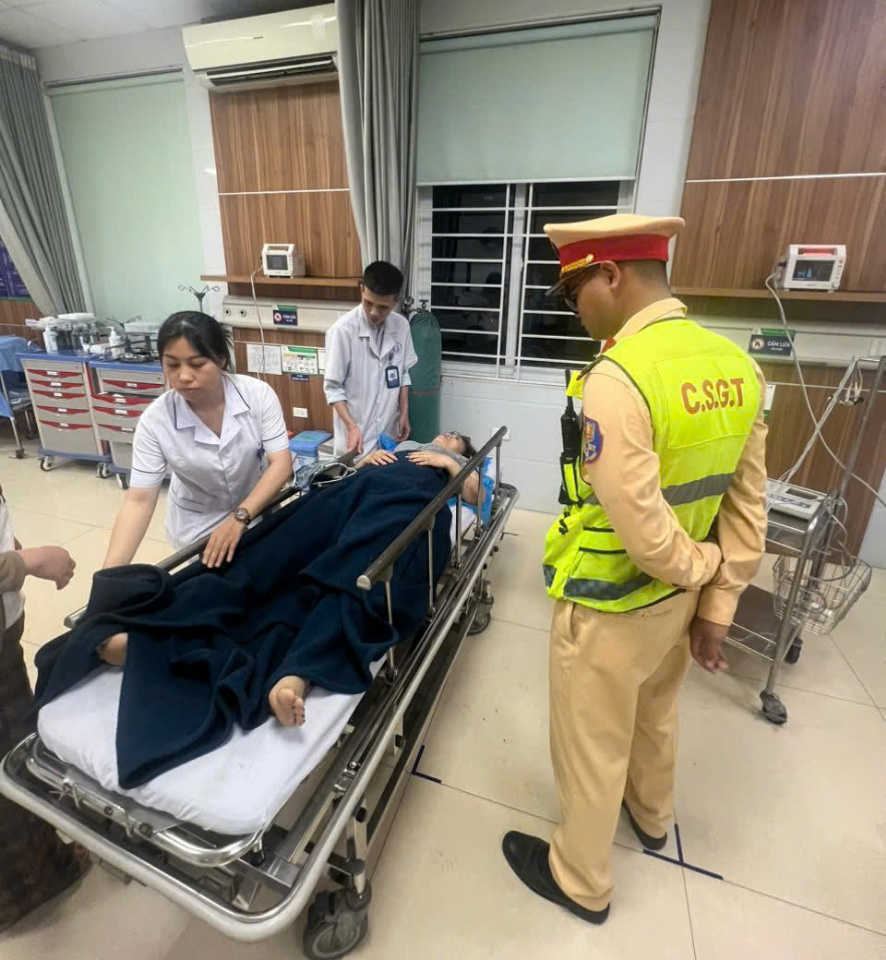 Tổ công tác Trạm CSGT Diễn Châu đưa chị N.T.L. đến bệnh viện cấp cứu