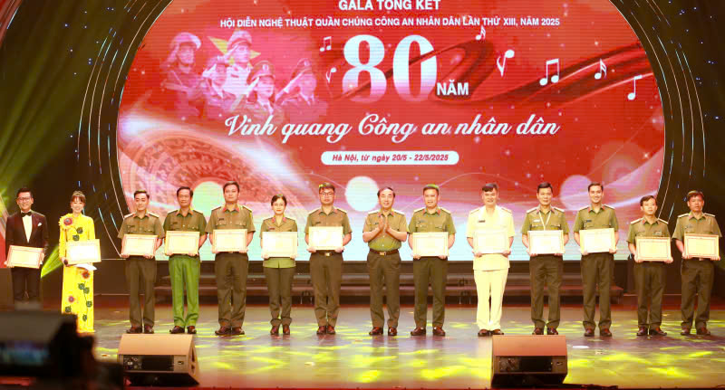 Đồng chí Thượng tướng Trần Quốc Tỏ, Thứ trưởng Bộ Công an, Phó Trưởng ban Tổ chức trao Bằng khen của Bộ trưởng Bộ Công an cho các tập thể, cá nhân có thành tích xuất sắc trong quá trình phối hợp tổ chức hội diễn.