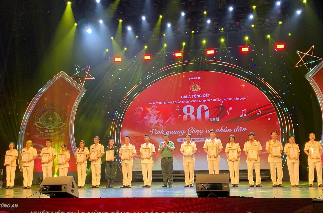 Đồng chí Thiếu tướng, NSND Nguyễn Công Bẩy, Phó Cục trưởng Cục Công tác chính trị, Phó Trưởng Ban thường trực Ban tổ chức hội diễn trao giải thưởng cho các tiết mục đạt giải A khu vực. (Công an Nghệ An thứ hai từ phải sang)