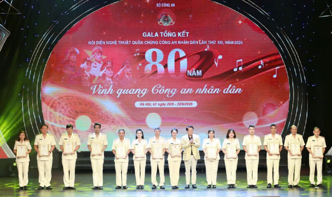 NSND Nguyễn Quang Vinh, Trưởng Ban Giám khảo trao giải thưởng cho các đoàn có tiết mục đạt giải Nhì chung khảo