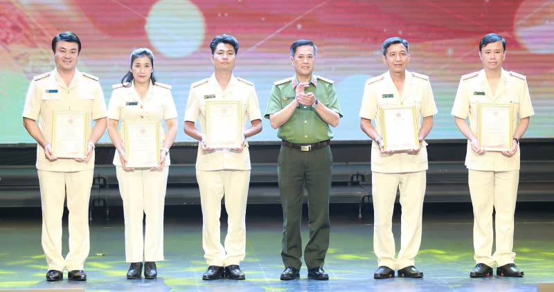 Đại tá Nguyễn Anh Tuấn, Phó Cục trưởng Cục Truyền thông CAND, Giám đốc Truyền hình CAND trao giải thưởng cho các đoàn có tiết mục đạt giải Ba vòng chung khảo.(Công an Nghệ An thứ nhất từ phải sang)