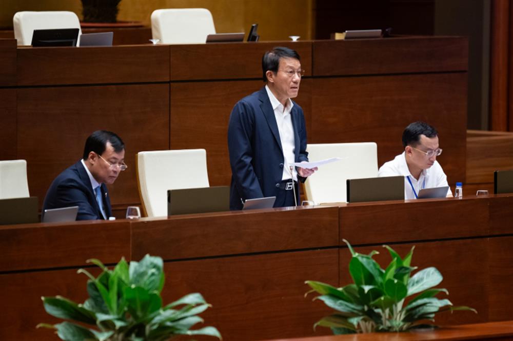 Bộ trưởng Lương Tam Quang lý giải vì sao dự thảo luật điều chỉnh cả môi trường truyền thống và môi trường điện tử.