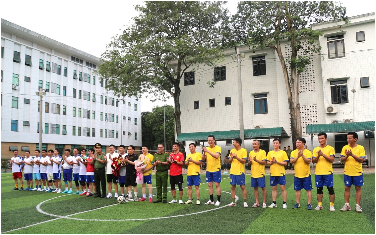 Giao lưu bóng đá chào mừng Đại hội Đảng bộ Công an tỉnh lần thứ XV và kỷ niệm các ngày lễ lớn