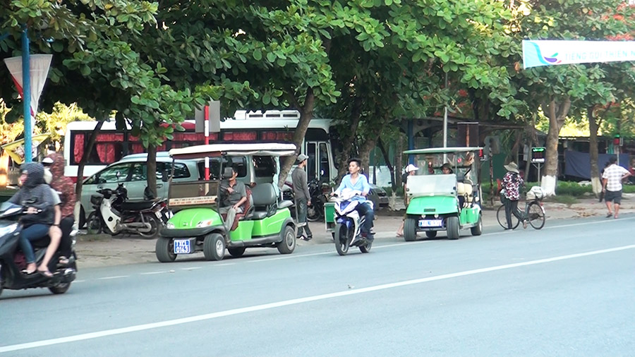 Xe điện chở du khách tham quan, trải nghiệm du lịch biển Cửa Lò