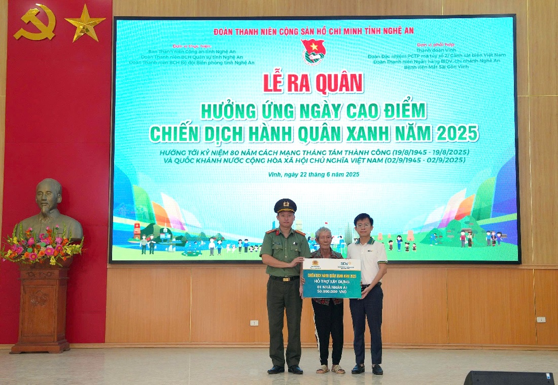 Ban Thanh niên Công an tỉnh phối hợp với Đoàn thanh niên Ngân hàng BIDV chi nhánh Nghệ An trao biển hỗ trợ sửa chữa nhà cho ông Phạm Văn Chung