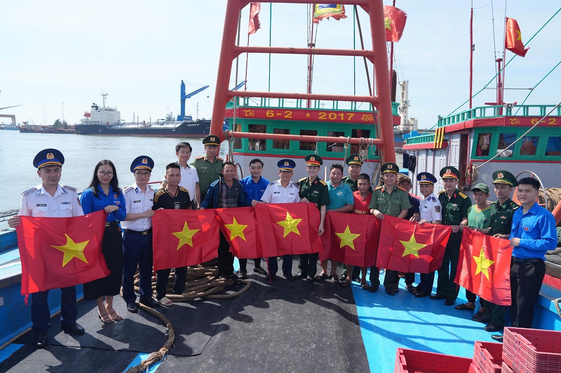 Tuổi trẻ Bộ Chỉ huy Quân sự tỉnh và Bộ Chỉ huy Bộ đội Biên phòng tỉnh trao 200 ảnh Bác Hồ và 400 lá cờ Tổ quốc tặng ngư dân địa phương