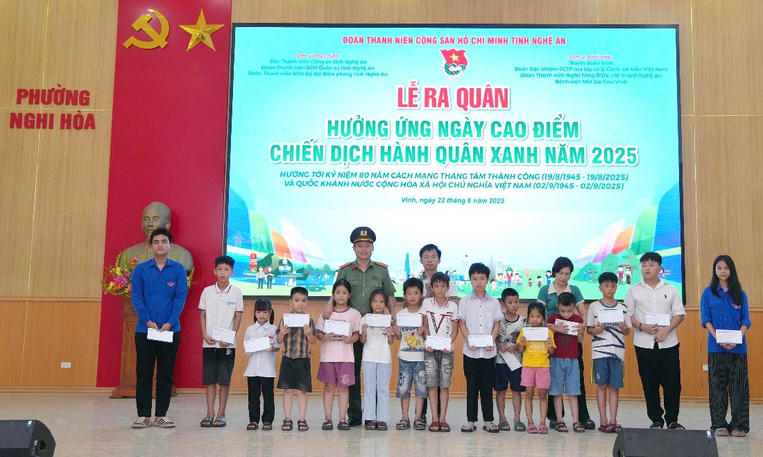 Ban Thanh niên Công an tỉnh phối hợp với Đoàn thanh niên Ngân hàng BIDV chi nhánh Nghệ An trao 30 suất quà tặng các gia đình có hoàn cảnh khó khăn và học sinh nghèo vượt khó học tốt