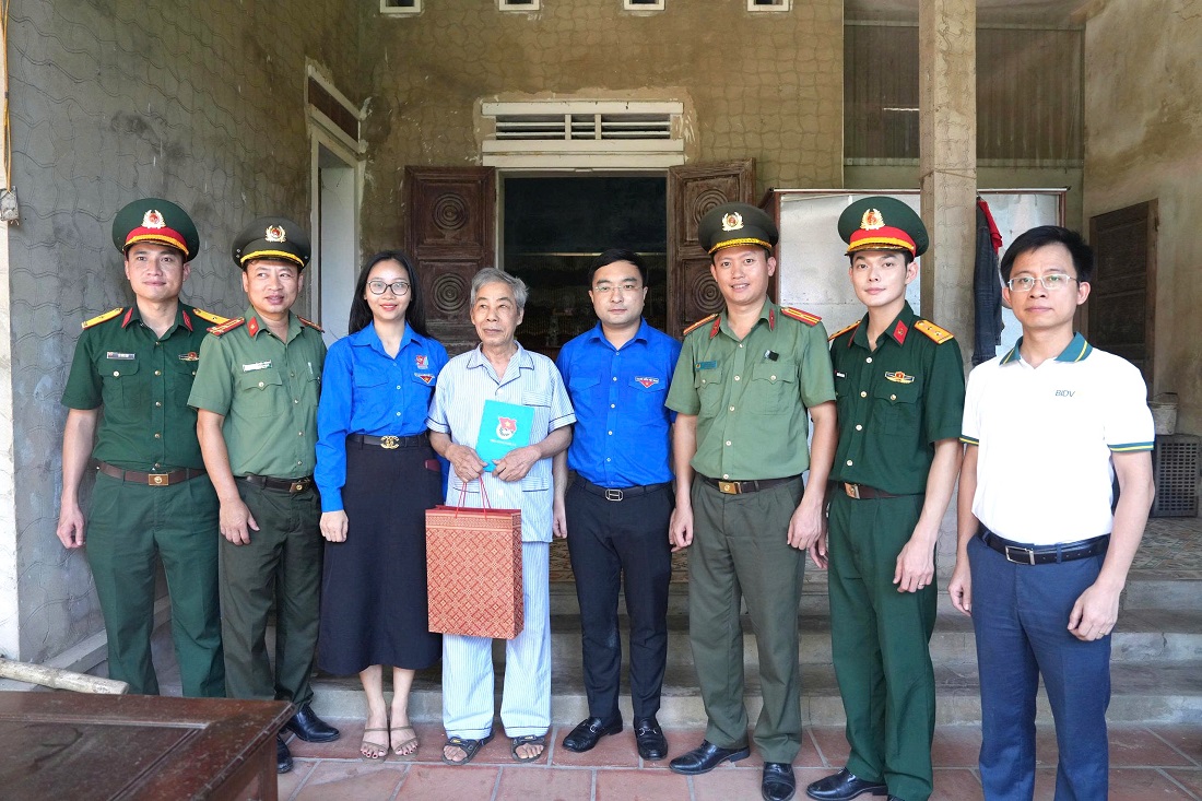 Đại diện các đơn vị thăm, tặng quà gia đình cựu chiến binh có hoàn cảnh khó khăn