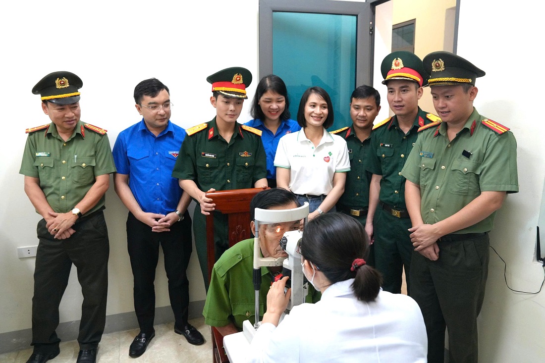 Khám, tư vấn sức khỏe và cấp phát thuốc miễn phí cho người dân