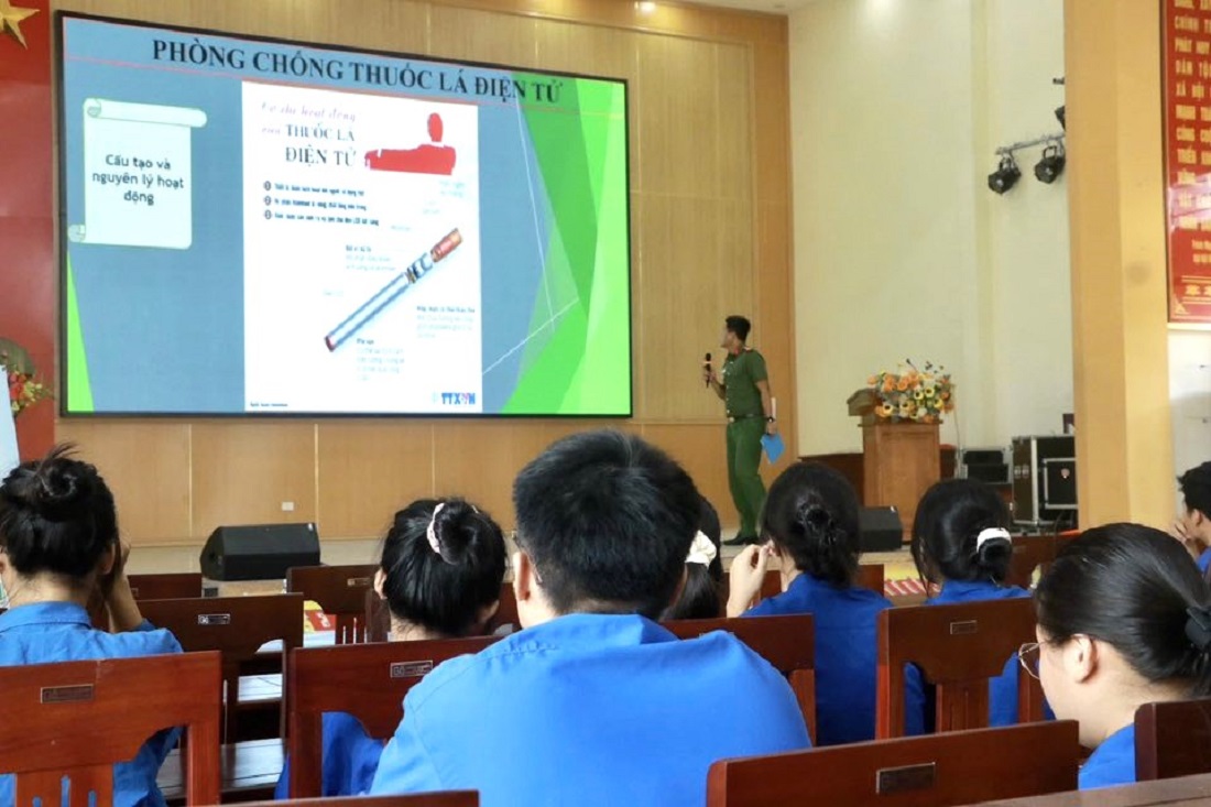 Cán bộ Công an Nghệ An tuyên truyền phòng, chống thuốc lá điện tử