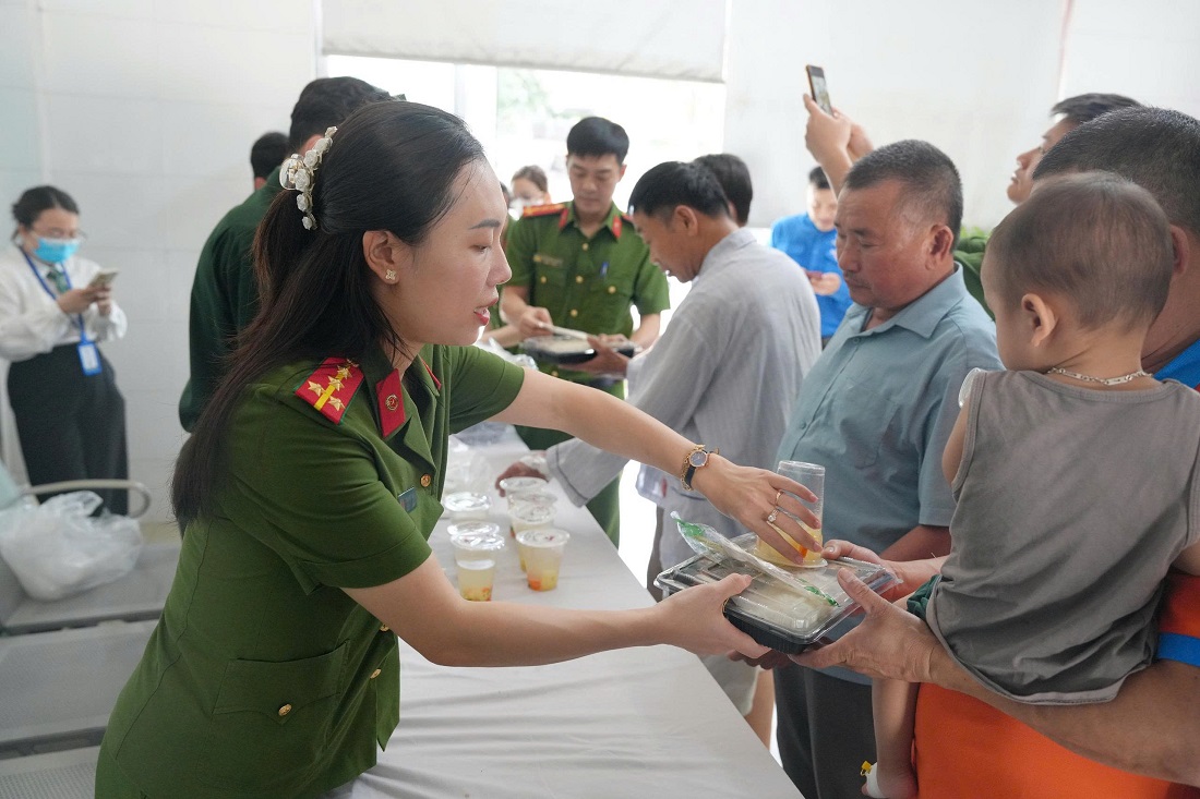 Phát cơm cho bệnh nhân tại Bệnh viện Đa khoa thành phố Vinh