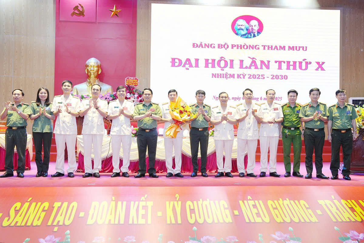 Đồng chí Thiếu tướng Bùi Quang Thanh, nguyên Giám đốc Công an tỉnh (nay là Chánh Thanh tra - Bộ Công an) tặng hoa chúc mừng Ban Chấp hành khóa mới Phòng Tham mưu