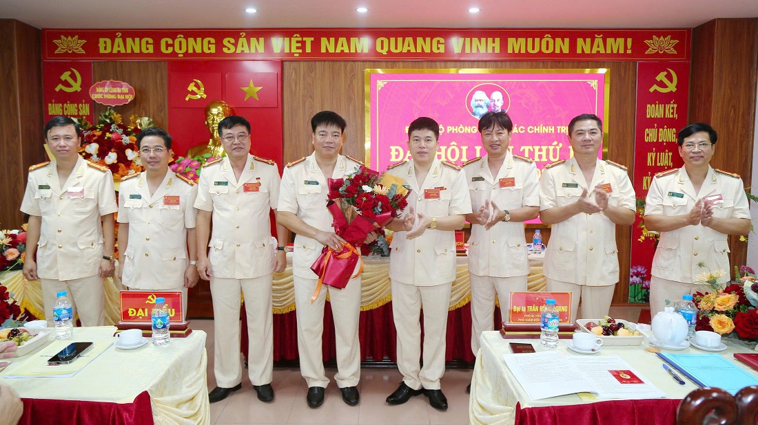 Đồng chí Đại tá Trần Hồng Quang, Phó Bí thư Đảng ủy, Phó Giám đốc Công an tỉnh tặng hoa chúc mừng Ban Chấp hành khóa mới Phòng Công tác chính trị