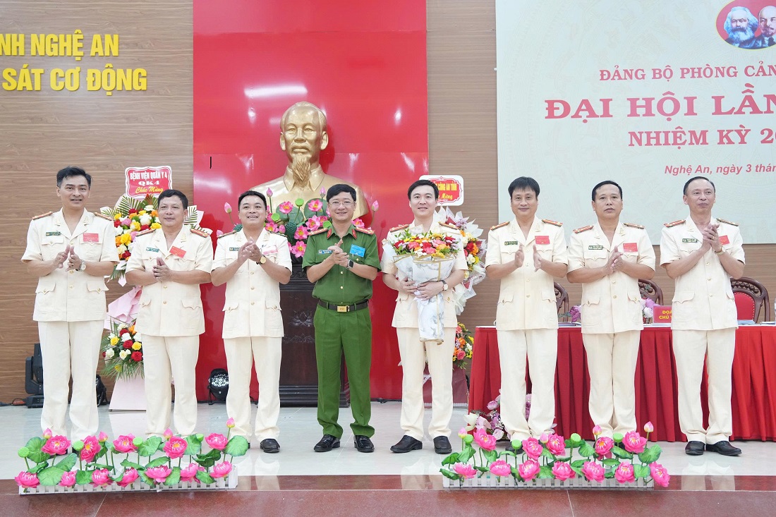 Đồng chí Đại tá Trần Ngọc Tuấn, Phó Giám đốc Công an tỉnh tặng hoa chúc mừng Ban Chấp hành khóa mới Phòng Cảnh sát cơ động