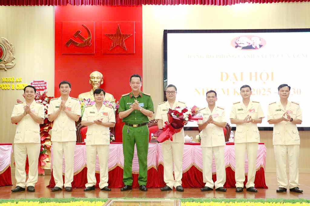 Đồng chí Đại tá Nguyễn Đức Cường, Phó Giám đốc Công an tỉnh tặng hoa chúc mừng Ban Chấp hành khóa mới Phòng Cảnh sát phòng cháy, chữa cháy và cứu nạn, cứu hộ