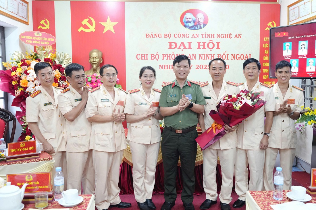 Đồng chí Đại tá Lê Văn Thái, Phó Giám đốc Công an tỉnh (nay đã nghỉ công tác) tặng hoa chúc mừng Ban Chấp hành khóa mới Phòng An ninh đối ngoại