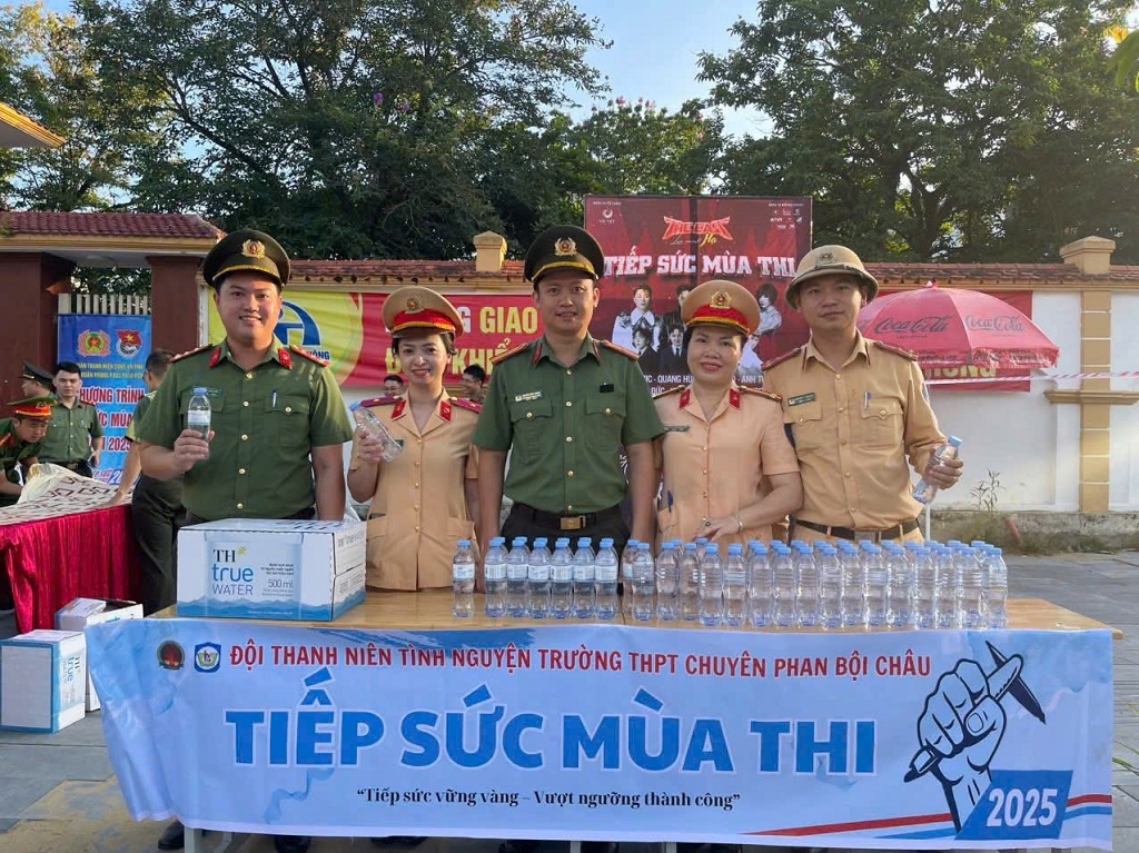 Đoàn viên thanh niên Công an Nghệ An ra quân hỗ trợ cho các thí sinh và phụ huynh tại các điểm thi